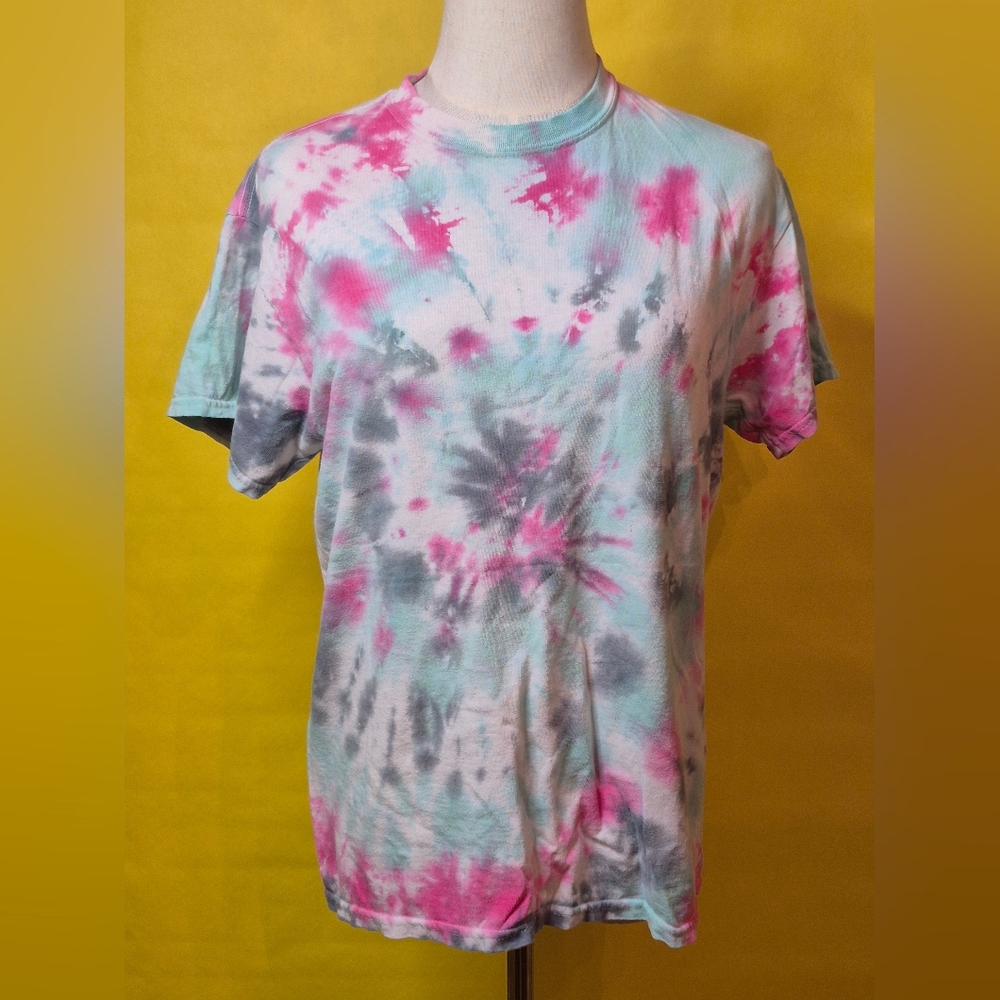 Gildan Tie-Dye T-Shirt in Pink and Green